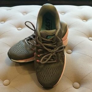 Women's Nike air zoom Odyssey 2 running shoes